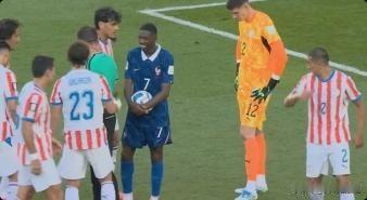 法国队今晨以1-0战胜巴拉圭，优势明显！1.法兰西队的技术优势战胜了巴拉圭队的