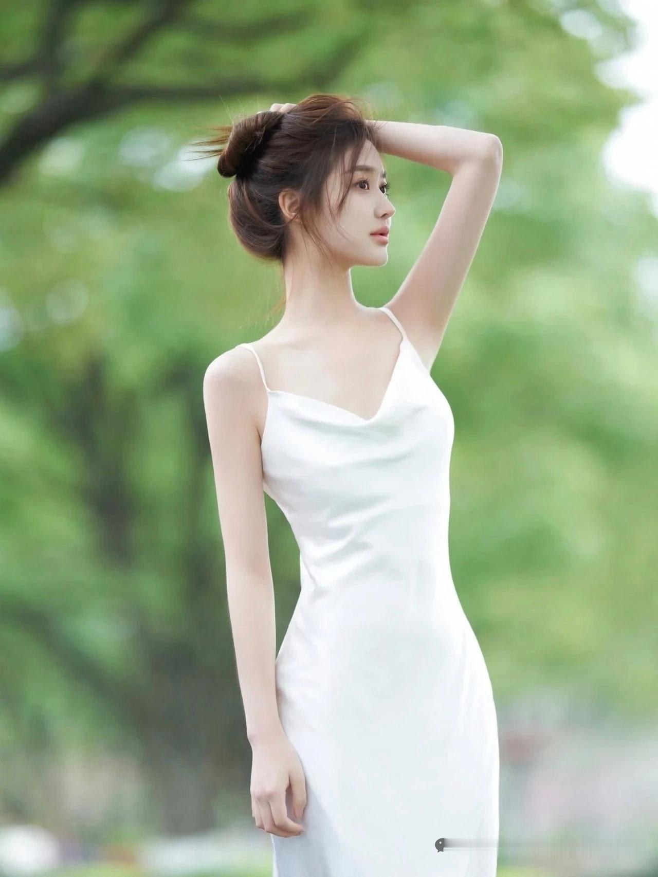 晒图笔记大赛夏季清新少女，白裙飘飘，背景绿意盎然，尽显女神气质满满！
