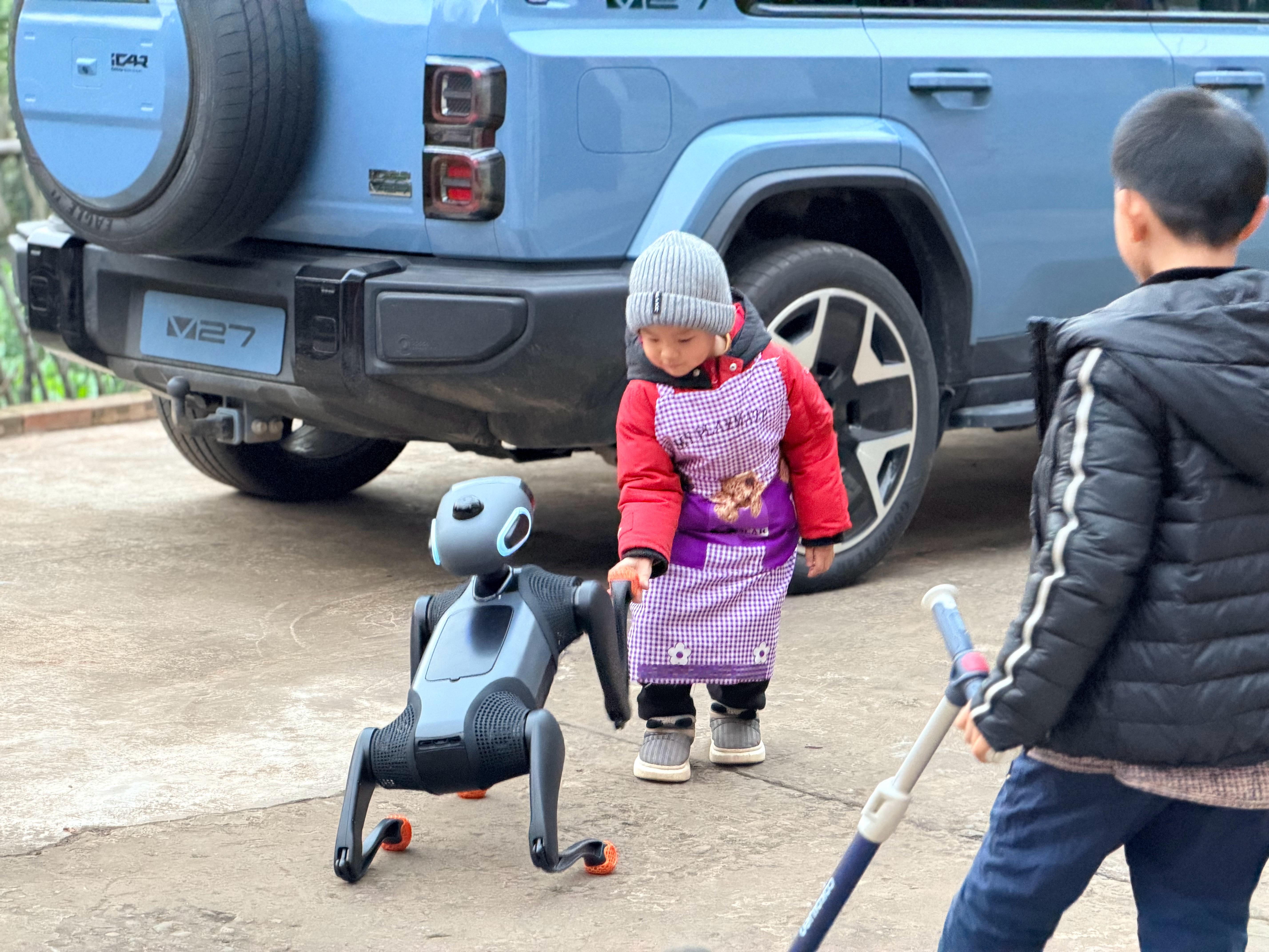 vbot超能机器狗第一个进村的机器狗