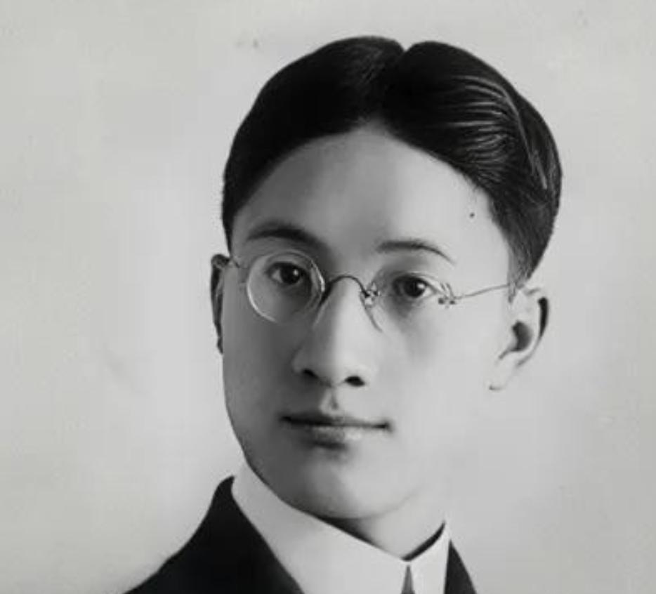 1951年金庸父亲被枪决，年少的金庸全程见证了母亲的哭喊与奔走，他后来创作武侠作