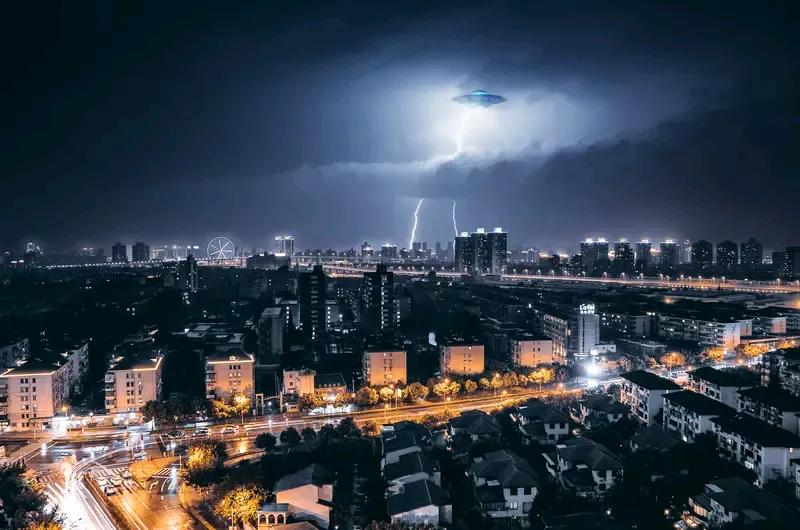 美上空现黑色UFO呈三角形边缘发光英媒报道美国得州特伦顿上空出现黑色UFO，