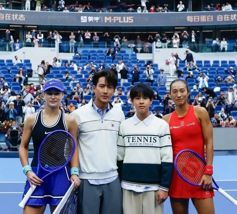 吴尊12岁儿子中网挑边，身高逼近1米7五官复制粘贴，46岁老爸站旁边被喊兄弟，这家人到底怎么养的？1