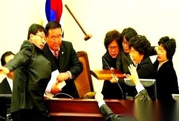 翻看外媒关于韩国执政党内部权斗的最新报道，这场新党首争夺战，堪称教科书级别的“掀