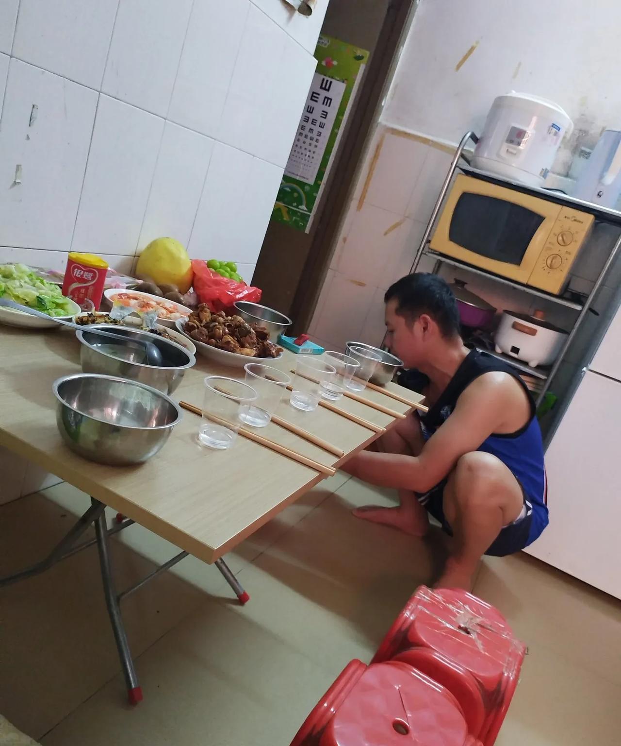 今天八月十五，我孩子爸又开始拜祖了。对于孩子爸来说，中秋节这么大的节日，拜祖是