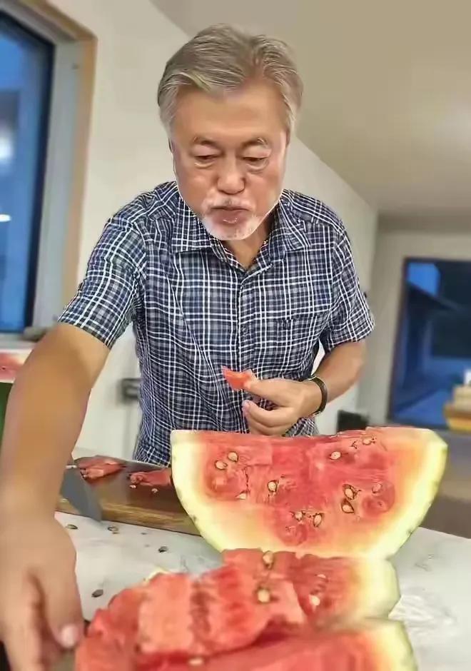 韩国成发达国家却吃不起西瓜？文在寅的西瓜狗都不啃，GDP全球第十背后藏着什么秘密？