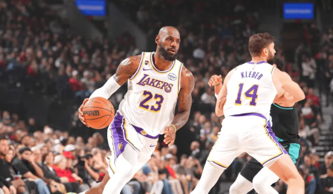 NBA常规赛，开拓者132-116战胜湖人。第四节比赛，斯马特和拉拉维亚连续受