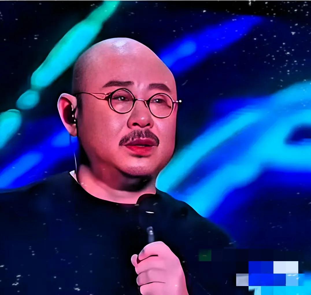 刀郎乌鲁木齐演唱会的情况，看完真得说句“离谱又合理”。演唱会直播观众超800