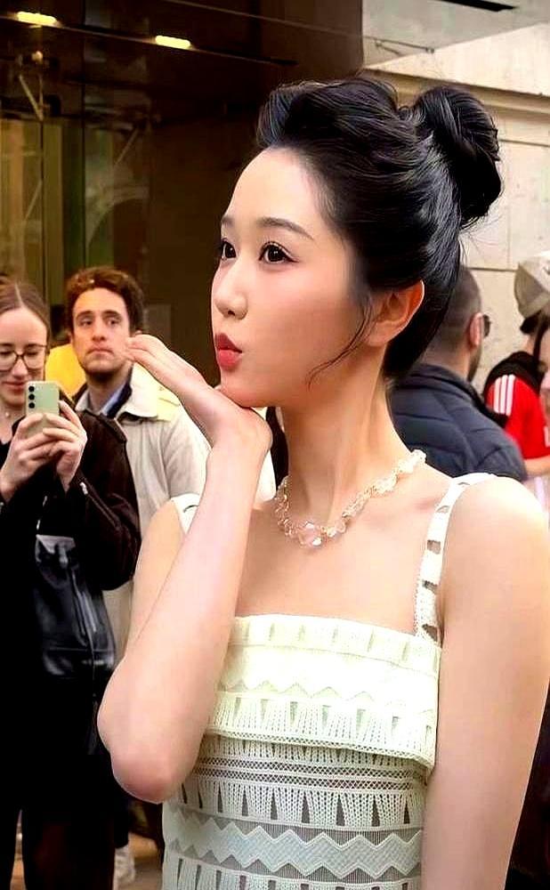 25岁短剧一姐，把巴黎时装周玩成了氪金副本。本来官宣是巴尔曼首位受邀短剧女
