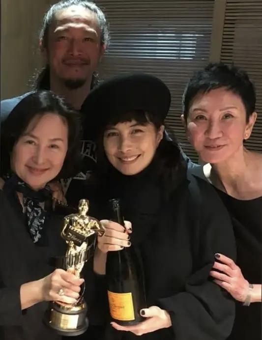 施南生跟何超琼一样，生前对何超仪都是很照顾的，何超仪纪念施南生的合影里，站在C位