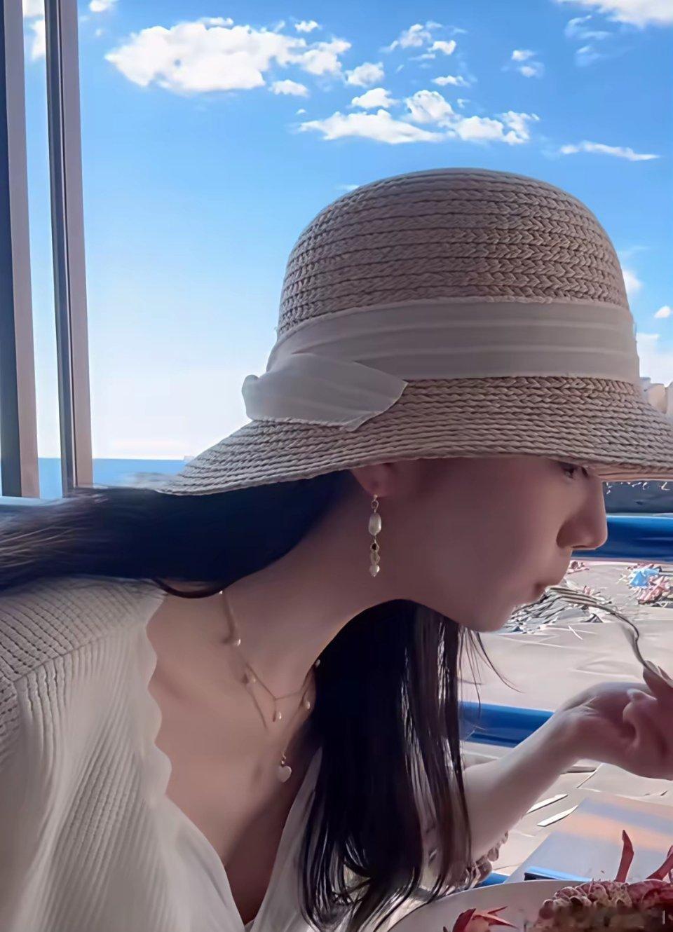 笑死了！景甜在西班牙特内里费岛的旅游视频说明了一切！就她吃东西时看向对面孙宇晨的
