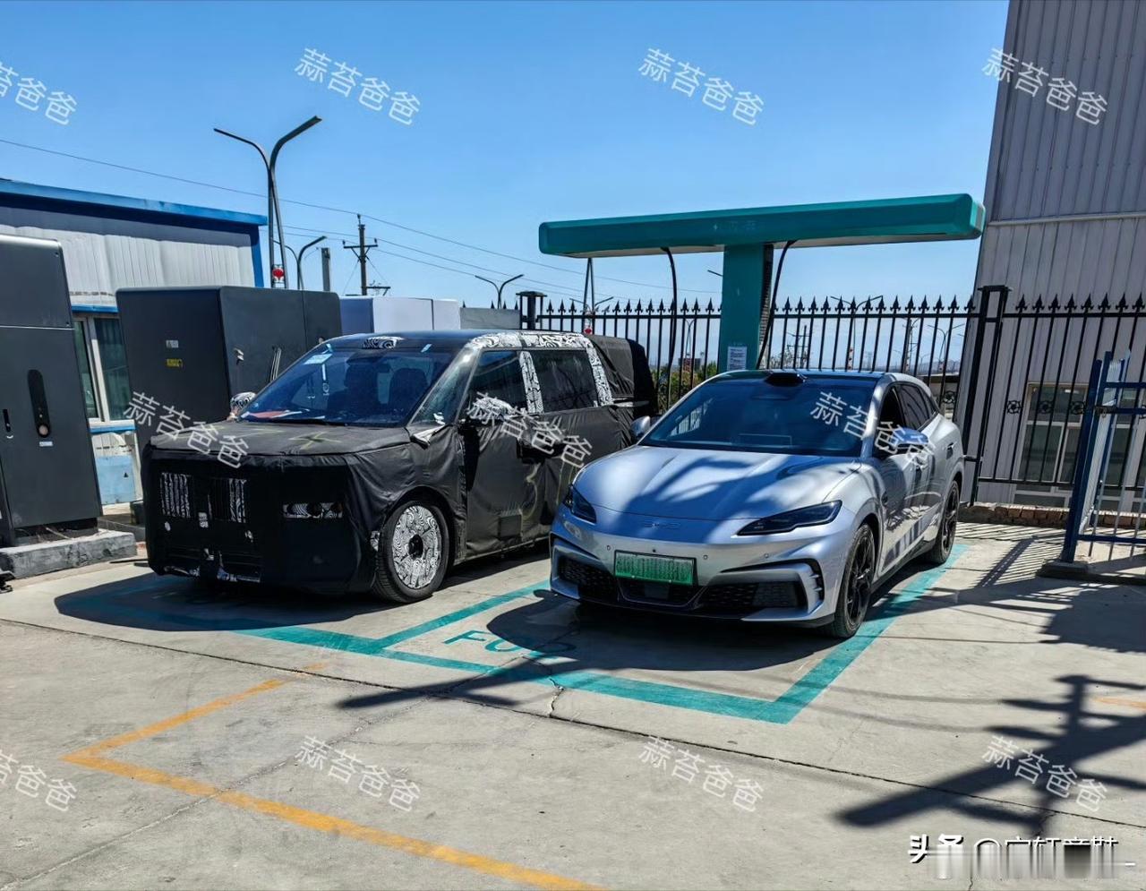 比亚迪闪充桩偶遇测试车辆充电？话说，看这车身轮廓，不像是比亚迪的车型啊！感觉有点