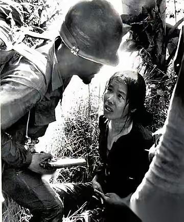 越南战场上，有个不成文的经验：一个被俘的女兵，如果突然主动撕开上衣，下一秒，你该