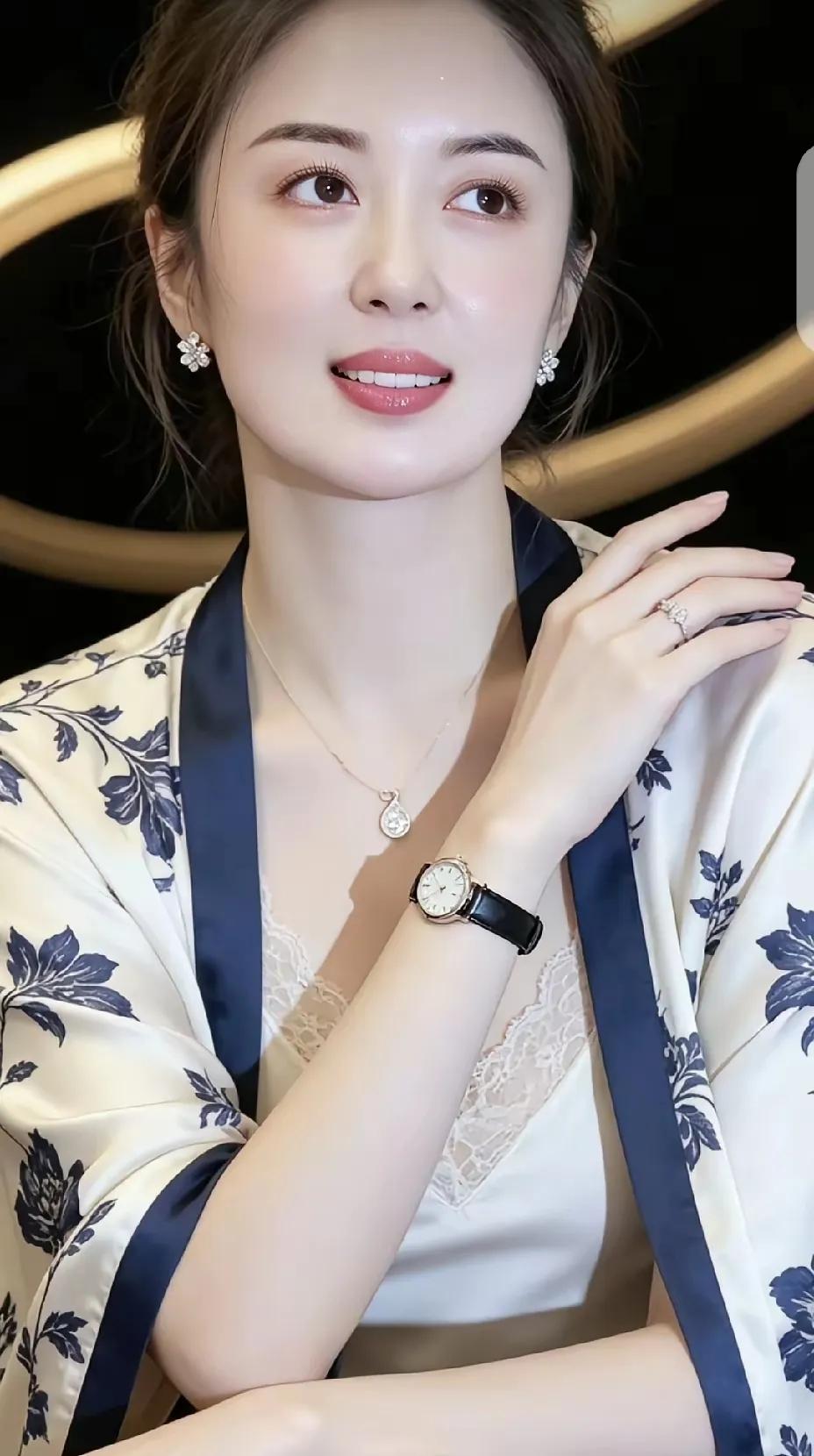 好养眼，这颜值，这肤色白皙水嫩，太美了！叫不出来名字！