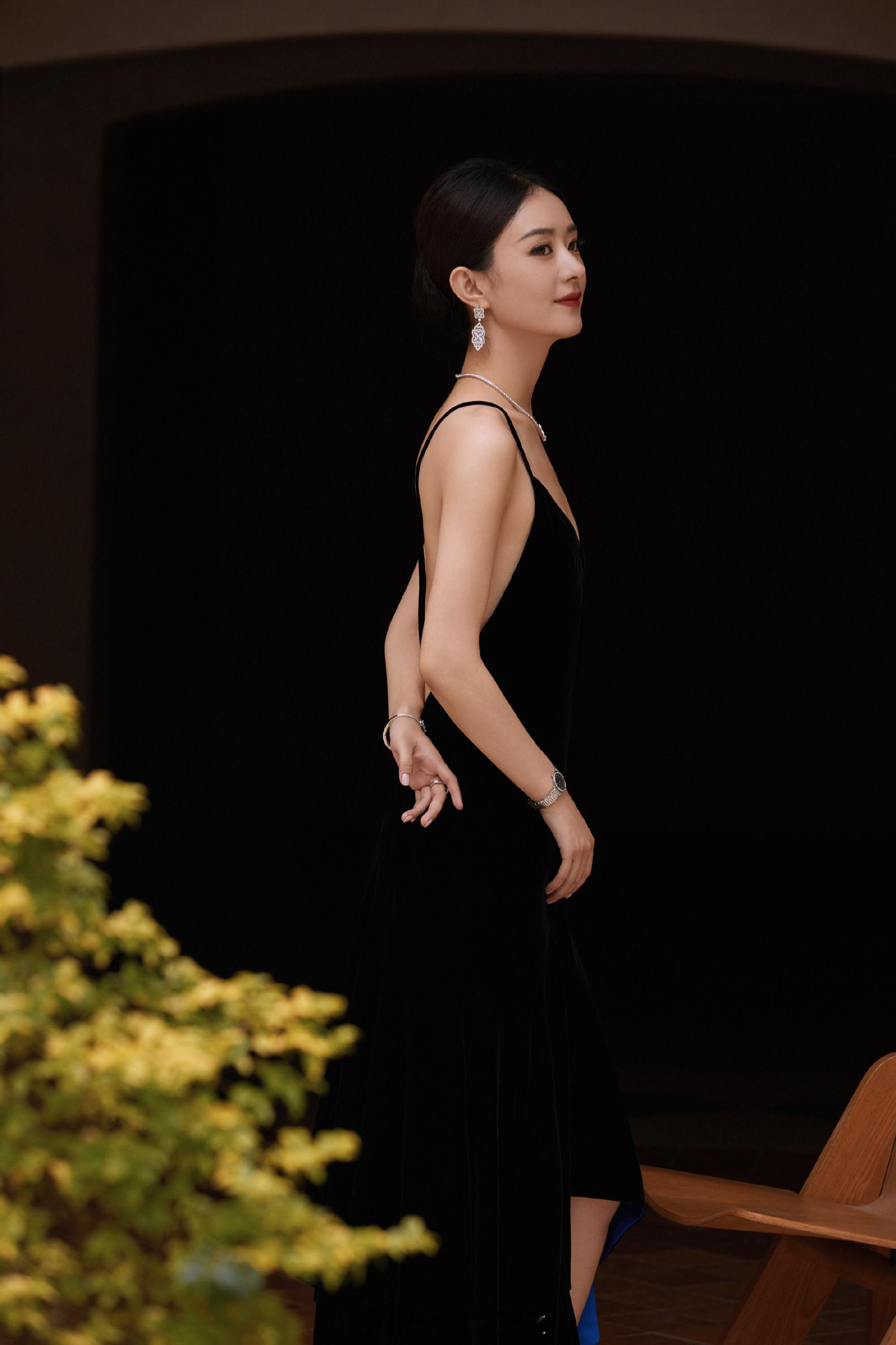 赵丽颖黑色吊带礼服裙明艳迷人