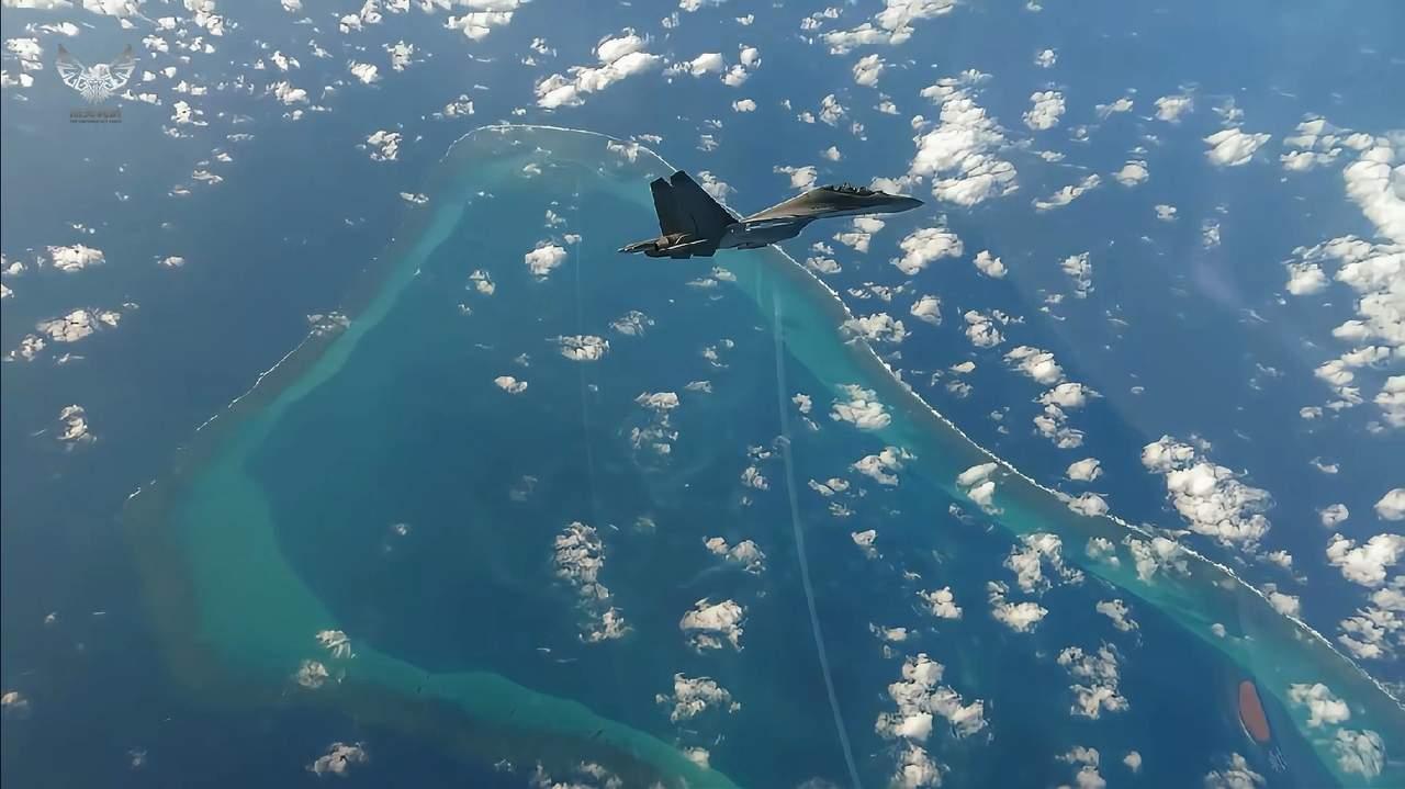 近日，菲律宾划军事演习区，将黄岩岛纳入管控范围，覆盖中国的领海领空。解放军亮剑