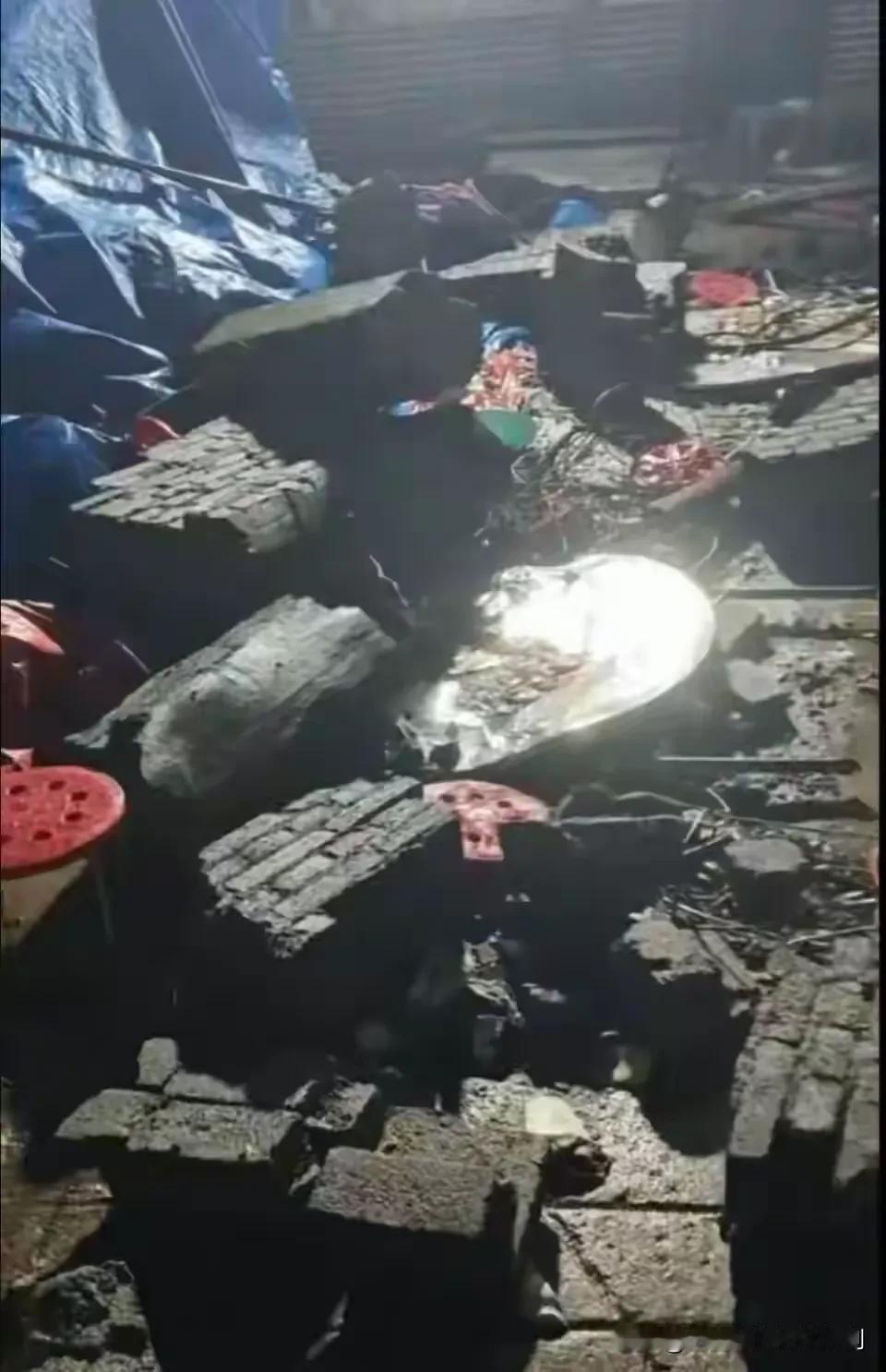 云南邵通,一25岁女大学生独自去亲戚家参加丧事。谁知在吃饭时,长10米高3米的围