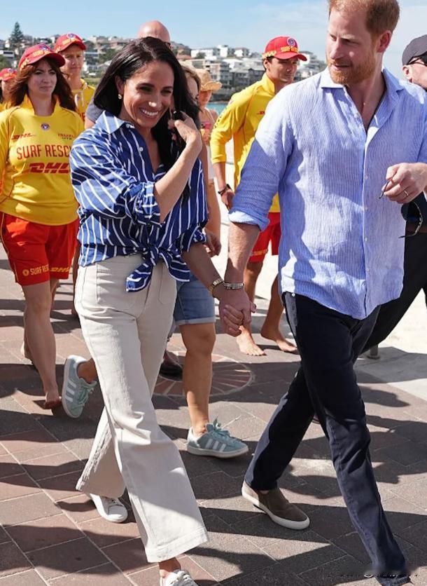 看到这样的梅根，凯特也会觉得后怕吧。即使已经离开王室这么久了，梅根还是那么受