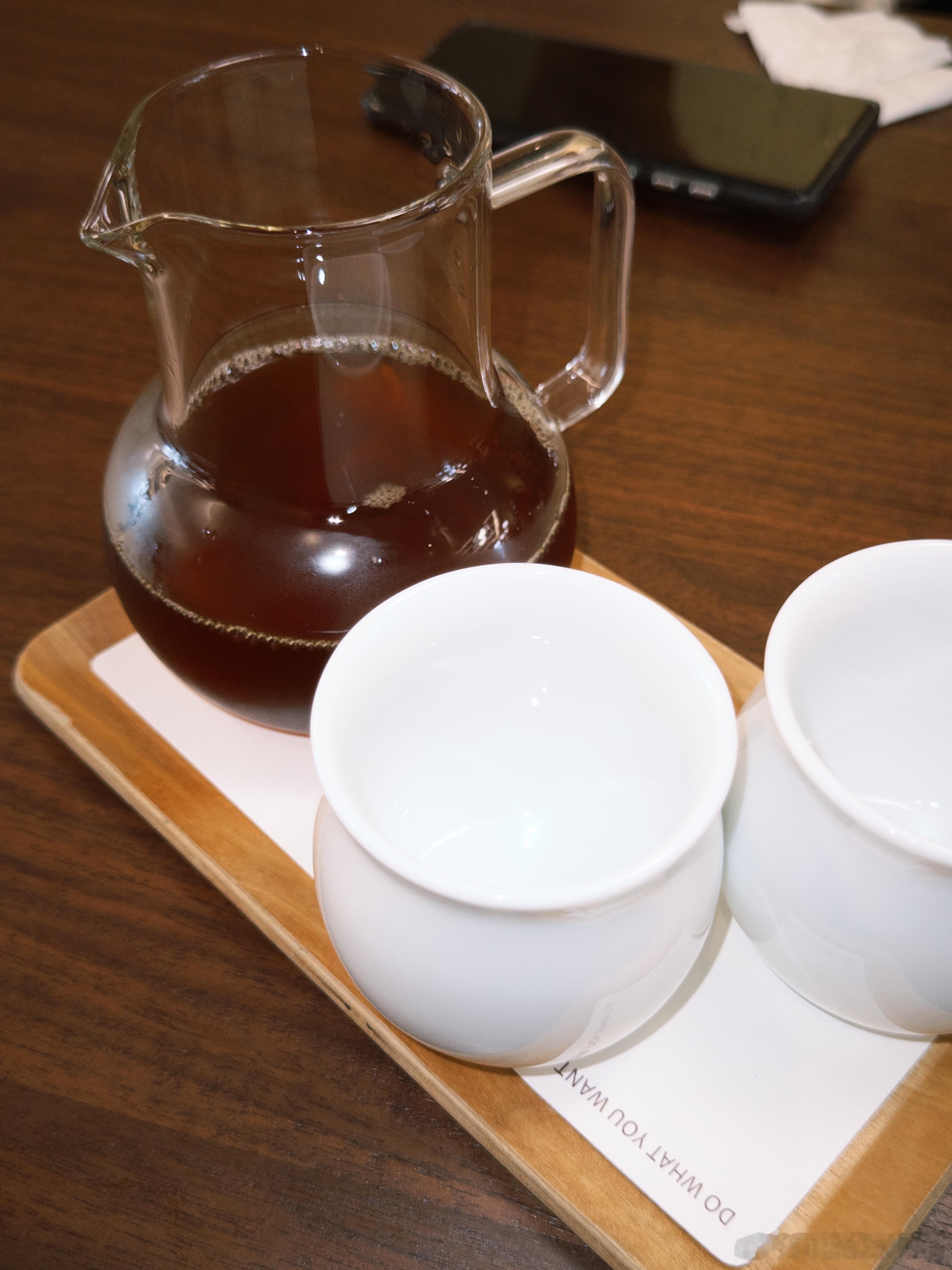 咖啡其实真挺好的能降尿酸、降血脂还说可以预防什么什么风险的但是！这里说的是黑咖啡
