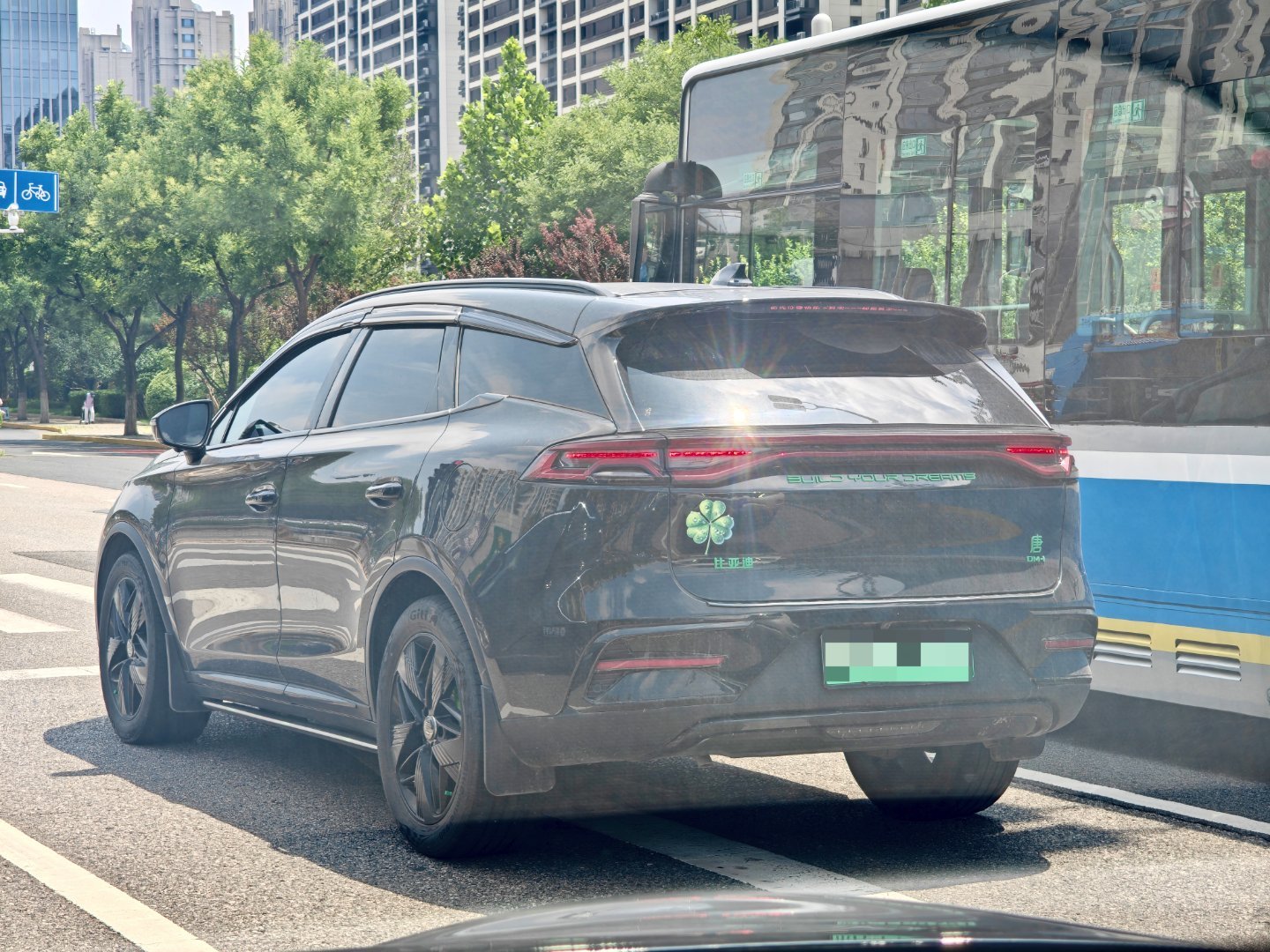 看得出来，这位车主对绿色是真爱不仅尾标全换成绿色了，连卡钳、气门帽、轮辋螺栓都换