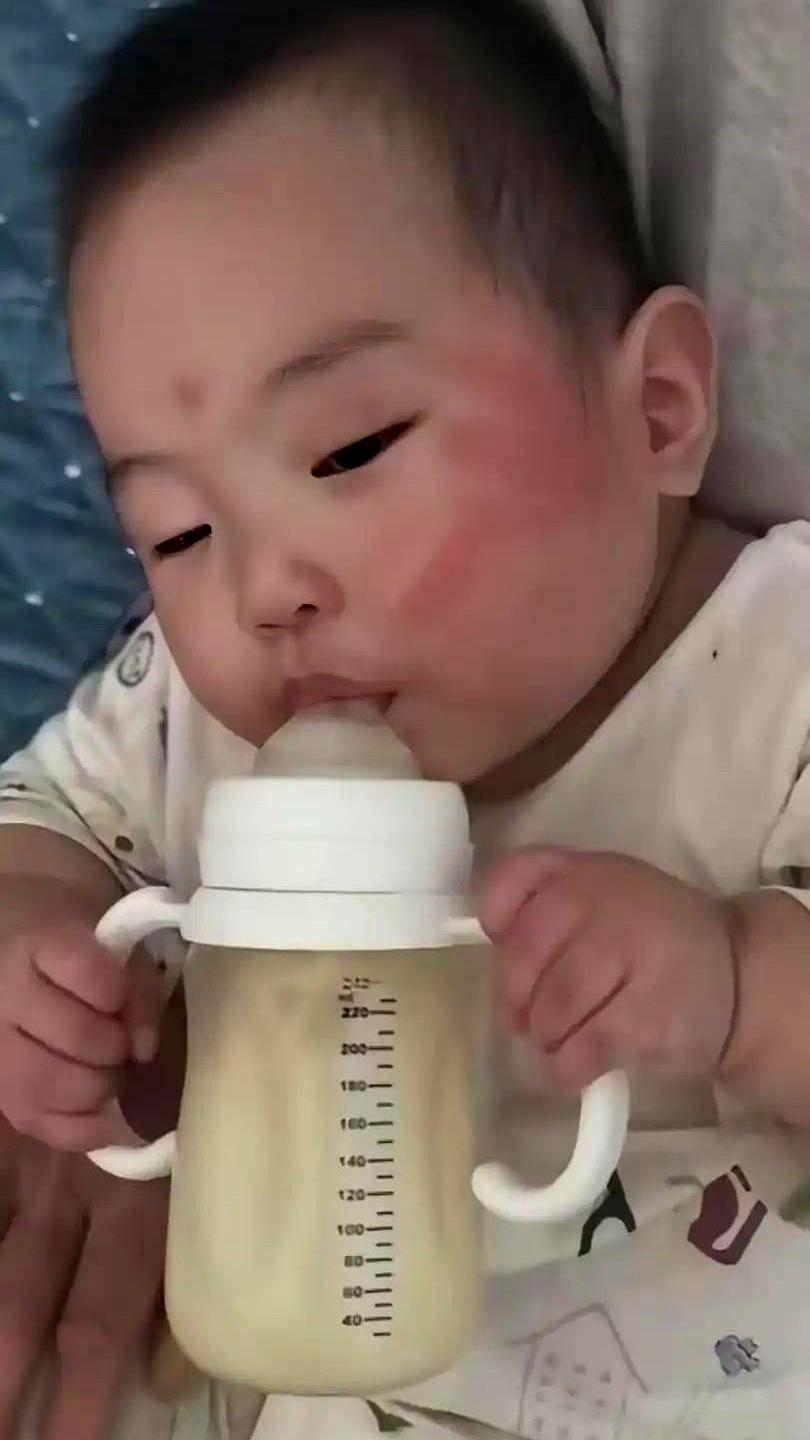 她老公这回是真的愣住了，抱着8个月大的小娃坐在地上半天没缓过来。谁能想到，昨天
