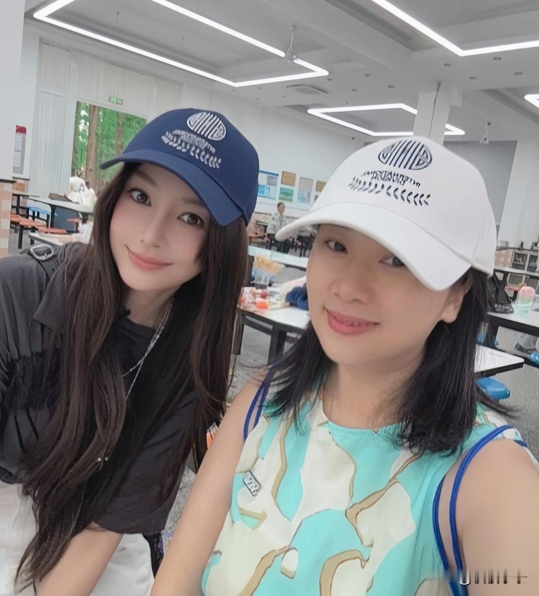 37岁杨颖现身上海中学，陪9岁儿子参加义卖会，露小蛮腰惊艳众人！[玫瑰][玫瑰]