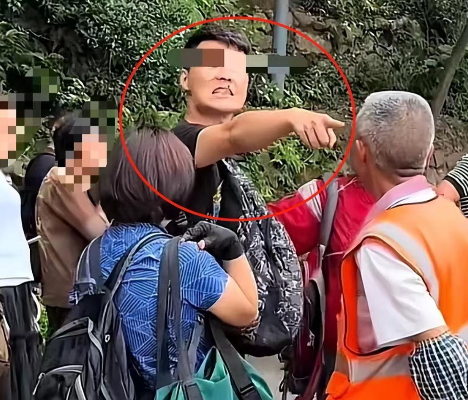 男子骂老人后续:身份被扒，景区回应，原视频终曝光，言语更难听