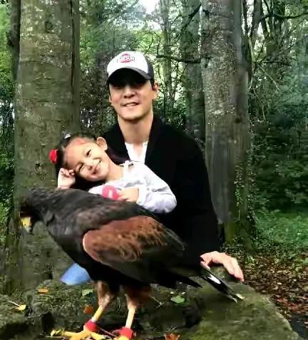 吴彦祖父女俩一定是热爱大自然之人，你看他们人景那么协调一致，很温馨很美好。吴彦祖