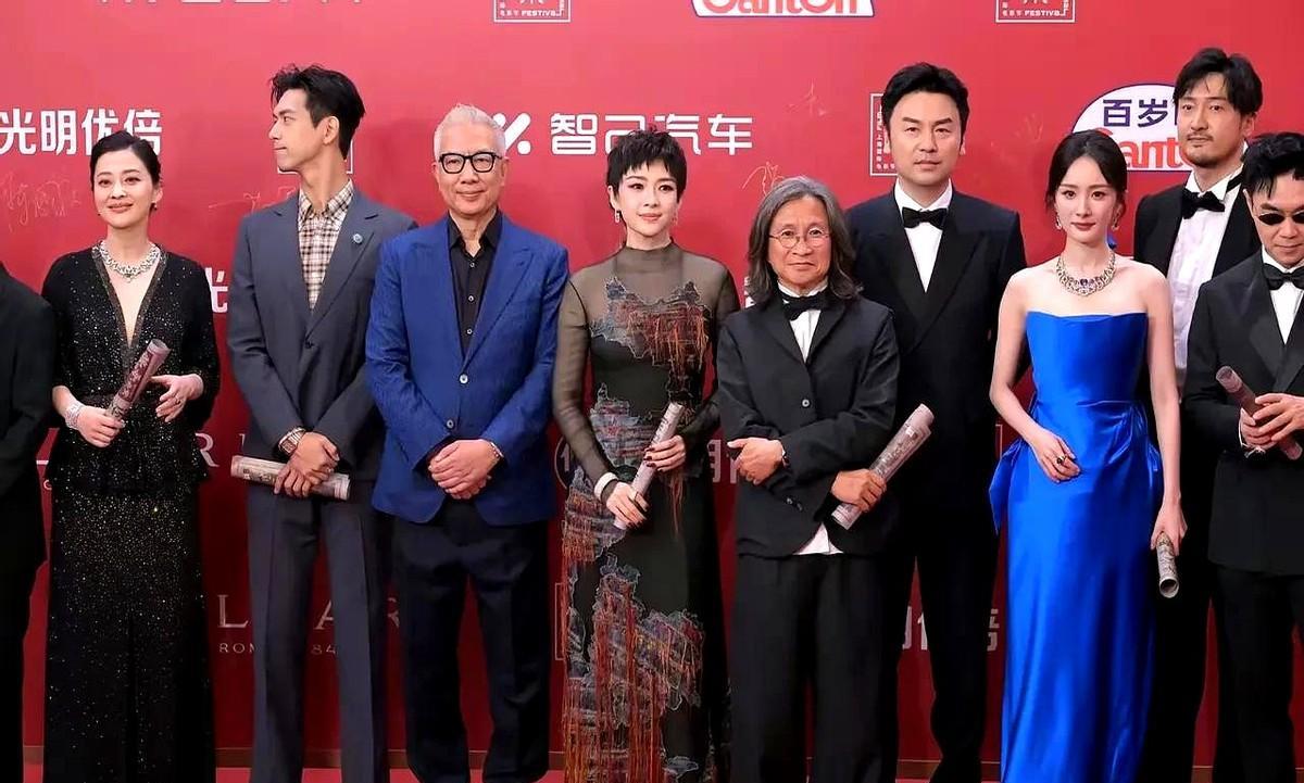 章子怡失算了，本来一直留长发的她，参加上海国际电影节，《酱园弄》首映礼，剪个短发
