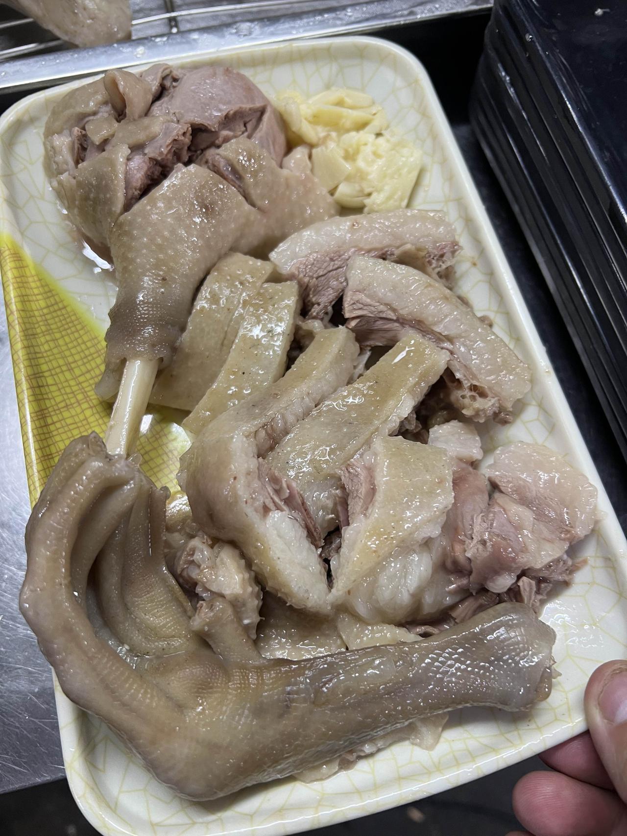 湛江白切鹅好不好吃呢？湛江白切鹅口感有三：1.老的，香，韧，咬不动2.中的