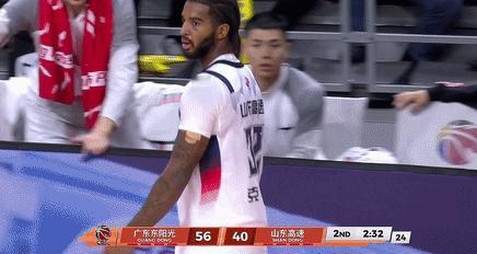 他踹向广告牌时，裁判正盯着回放。3月20日，东莞篮球中心。山东外援福斯特那