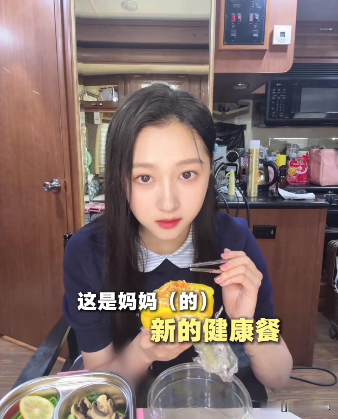 7月18日，关晓彤分享她的健康餐如果不做演员了，关晓彤可以考虑做一名吃播，关晓