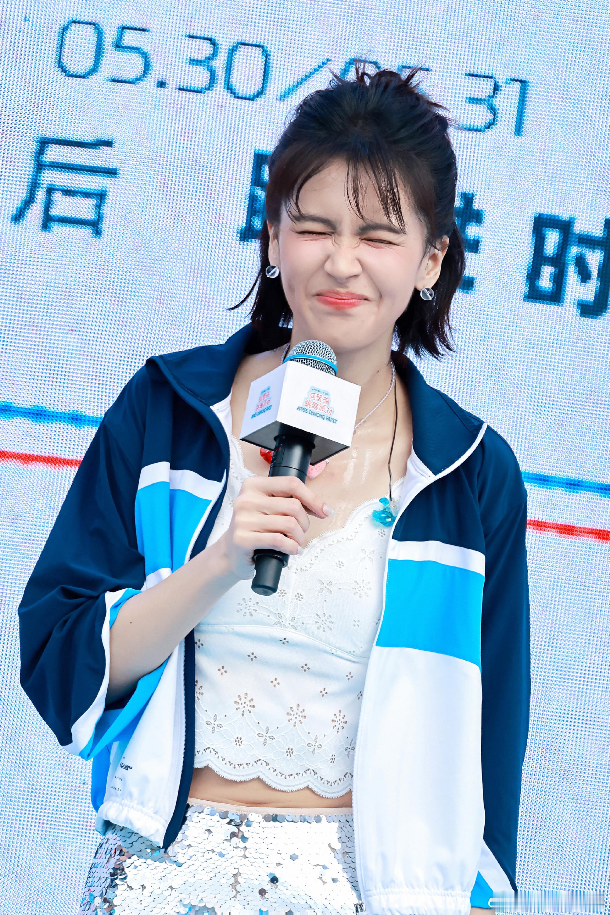 曾沛慈就是甜酷满分的元气少女的代名词！！蓝白校服外套+亮片鱼尾裙，又拽又甜，舞台