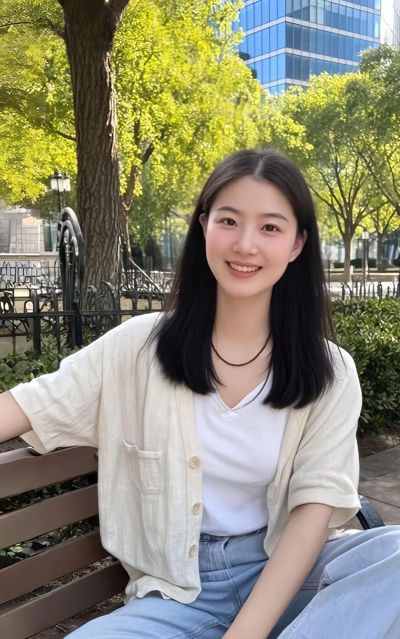 绿树阴中坐，清风拂面来。