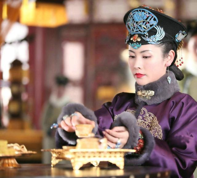 1635年，蒙古太后娜木钟归降后金。皇太极劝代善：“你娶了她吧！”代善嗤之以鼻：