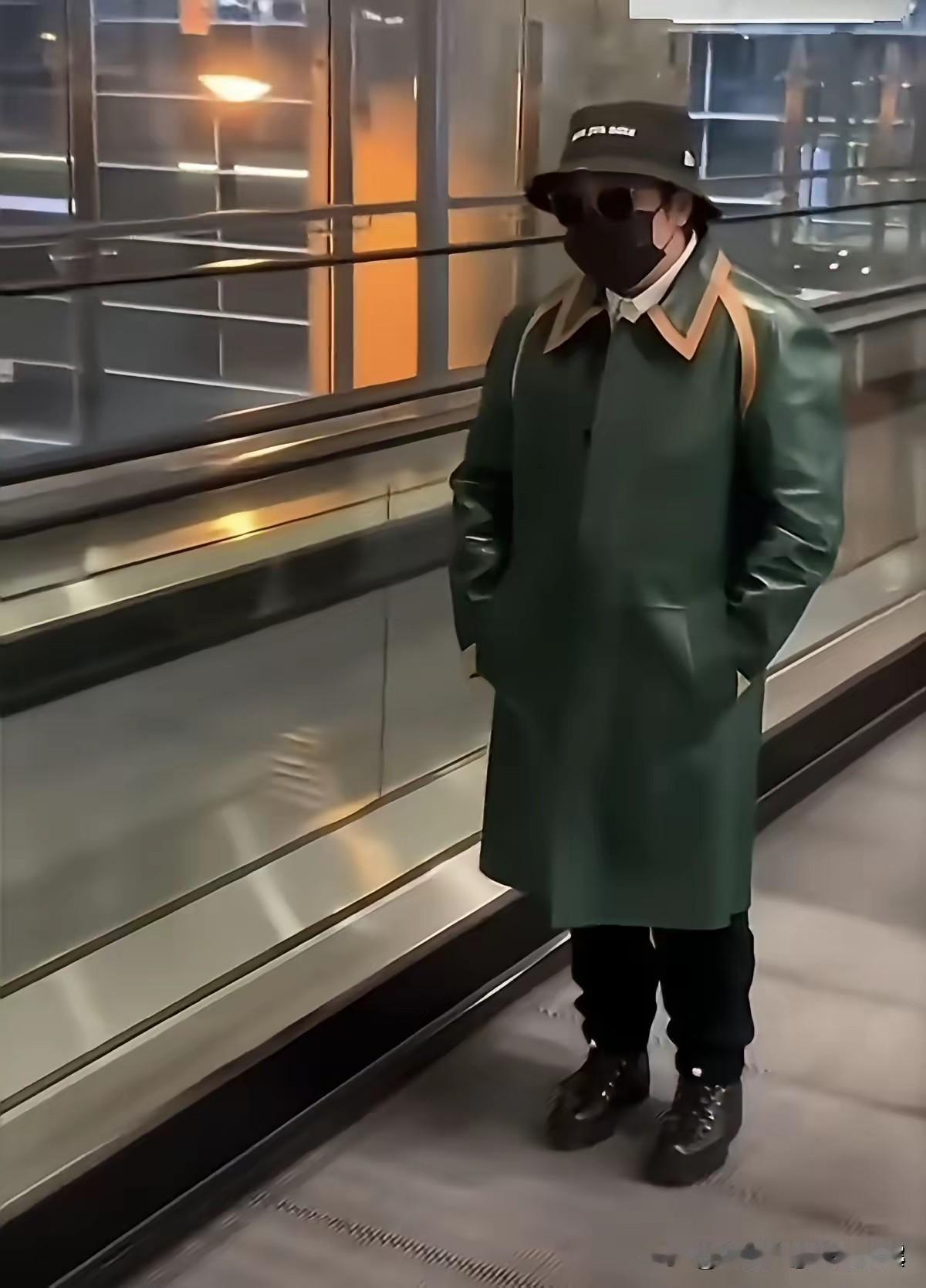墙倒到众人推，鼓破万人捶，终于知道为啥没人出来挺韩红了，不是不想，是不敢啊！按