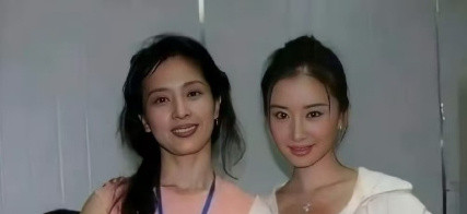 第一次知道刘亦菲妈妈这张照片是p过的，其实P前就很美​​​