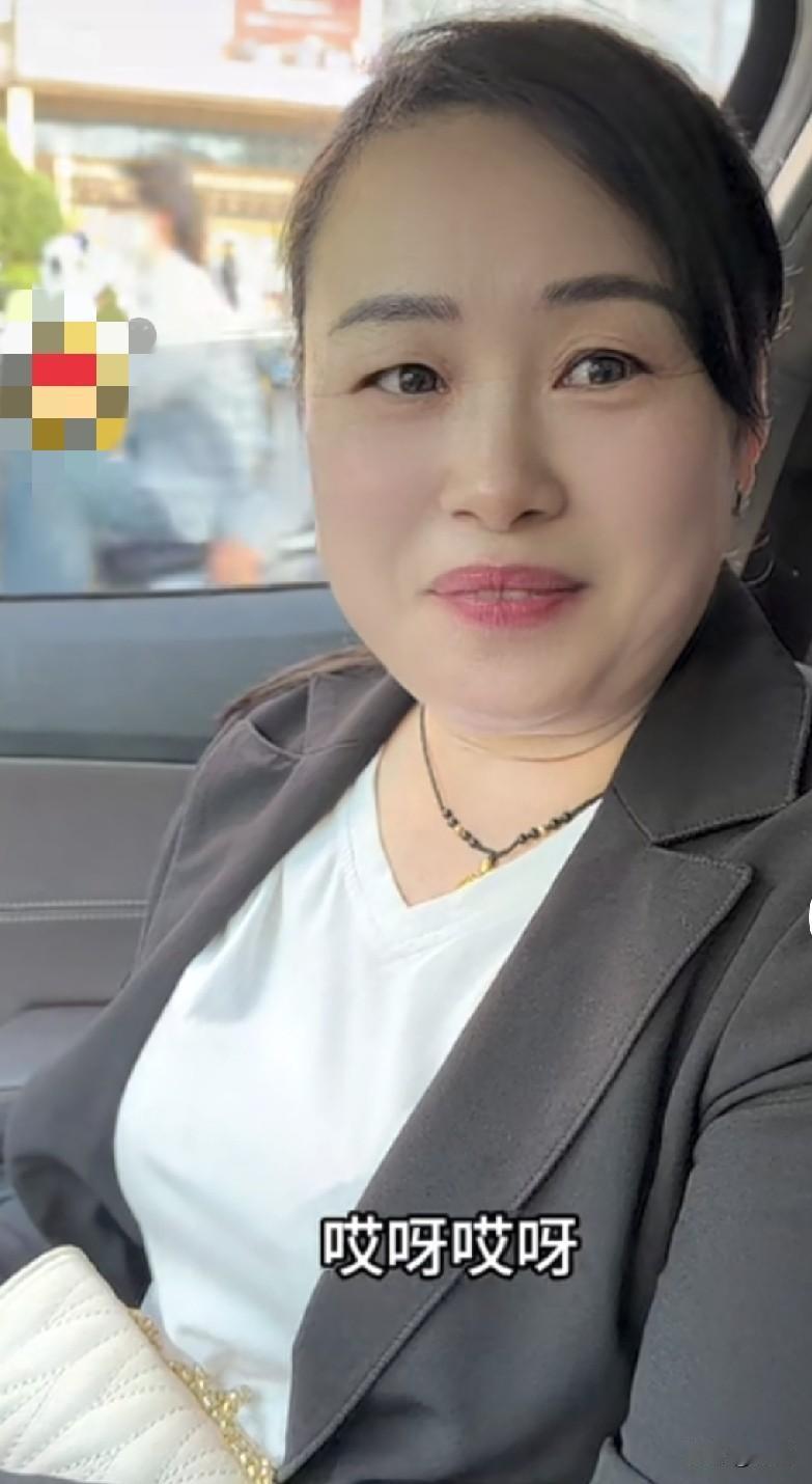18岁男生网恋了一周的女朋友今天见面了，男生见是个阿姨，问年龄52了，网上她说她