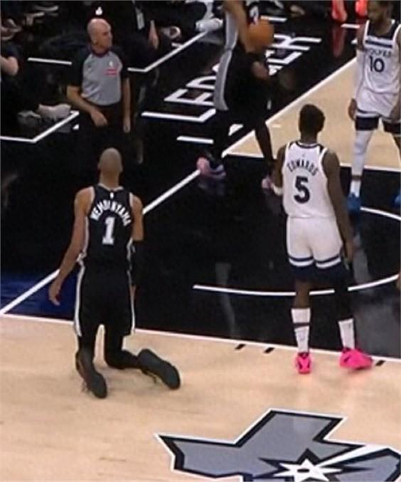 美媒节目里突然调侃：“文班跪着都和爱德华兹差不多高。”这句话像颗炸弹，瞬间在球