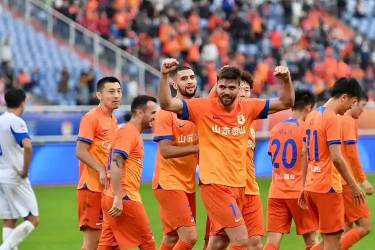 泰山队以前总在裁判那儿吃亏，球迷都憋屈惯了。这次踢北京队，居然有人说泰山“获利”