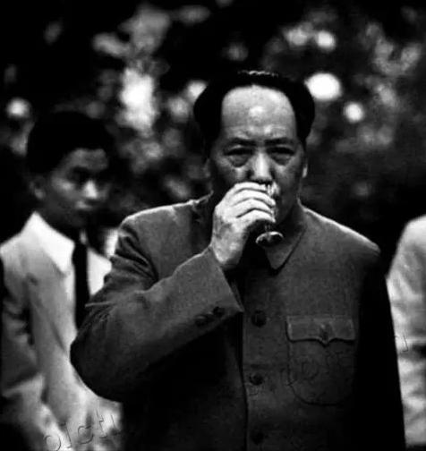 毛主席在中南海去世以后，发生了一件怪事。秘书以及工作人员表示，以前从来没