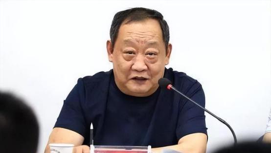 2000年，商人楼忠福以2.08亿天价拍下西湖边濒临破产的华侨饭店，所有人都认为