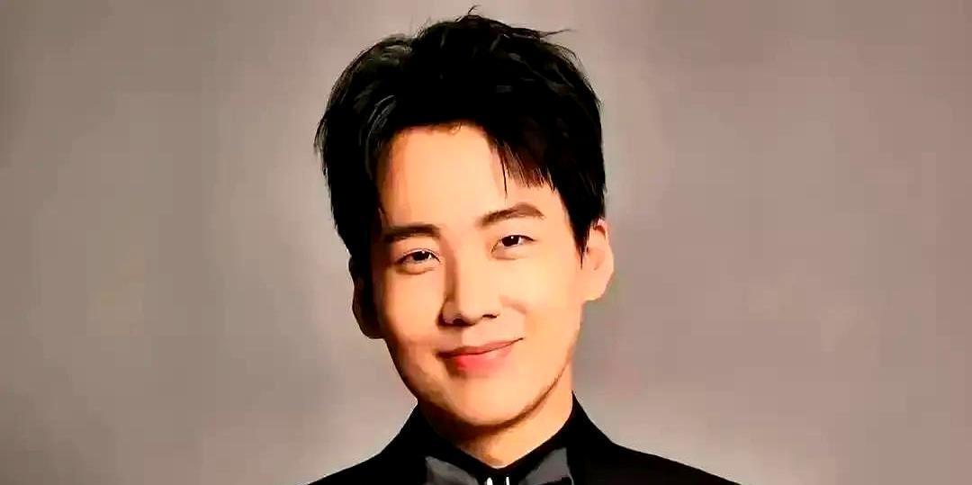 开机前72小时。资方突然推门进来。“换掉郭麒麟。违约金两千万。”会议室