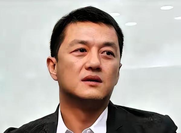 李亚鹏这次真的翻身了。就在前两天，他站在镜头前，脸上带着笑，宣布了一个让所有人都