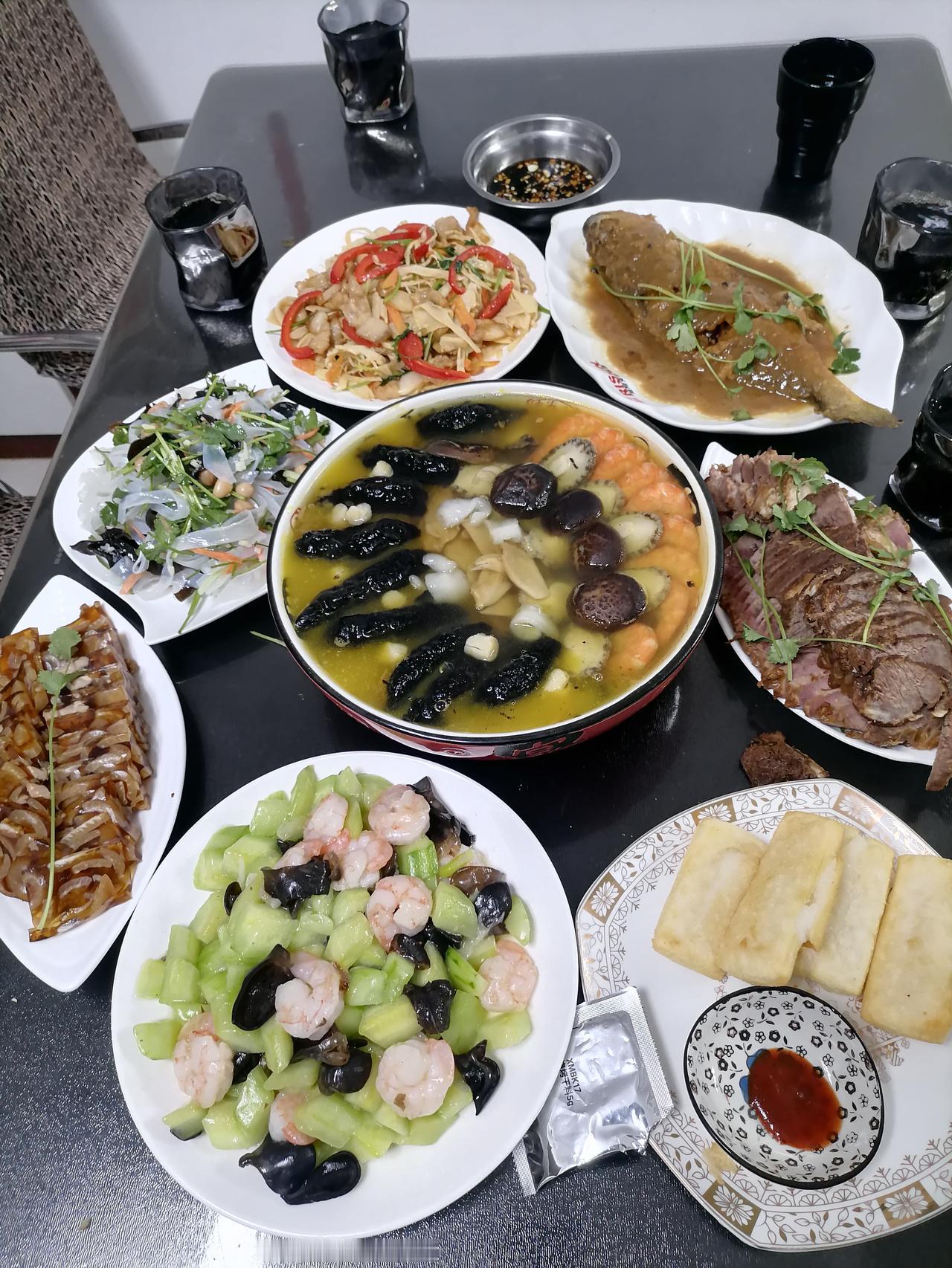 放下文案的写作、小视频的制作只为除夕这一天的年夜饭，按照老婆家乡除夕中午吃包子的