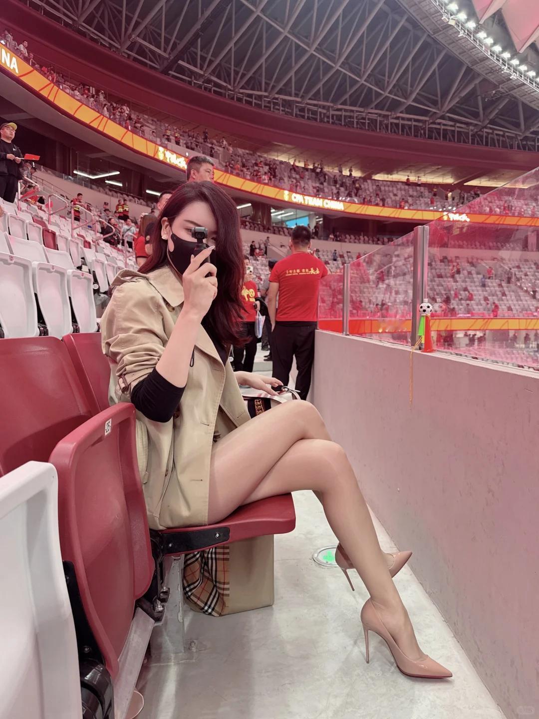 在体育场看比赛，优雅穿搭轻松出镜！