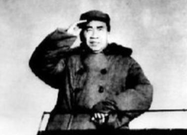 1941年，朱德和警卫员来南泥湾踏勘，晚上他们找了两个窑洞休息，警卫员小李和小朱