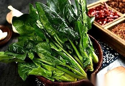 择菜的时候，从5块8的菠菜袋子里，滚出来一个硬东西。不是石子，是金的。拿到水