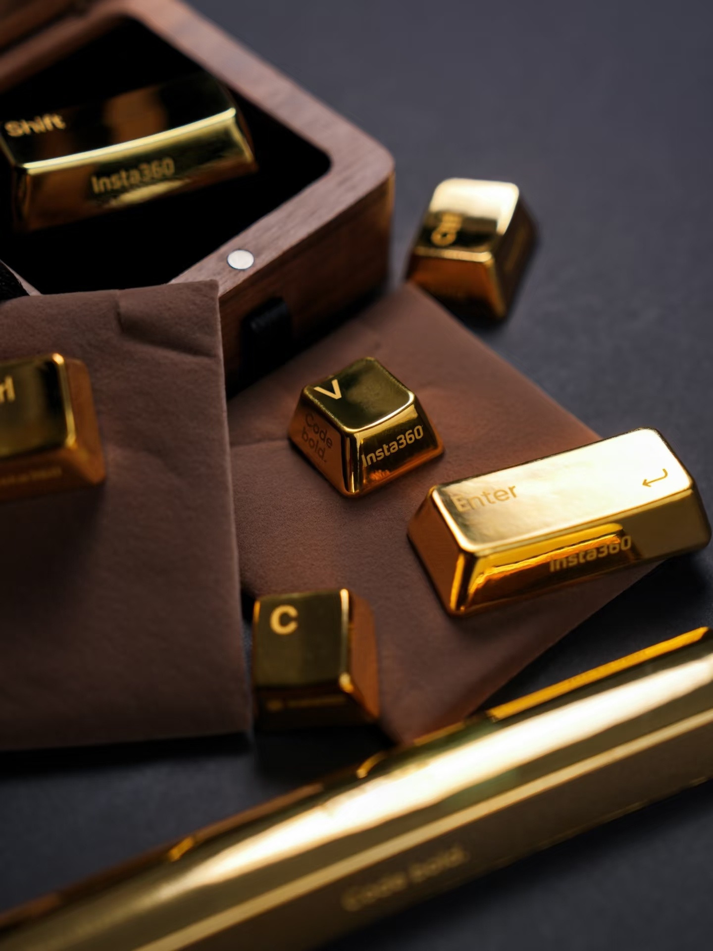 公司奖励员工的黄金键帽价值4万这一套黄金键帽谁看了不爱，先不说值钱不值钱，主要