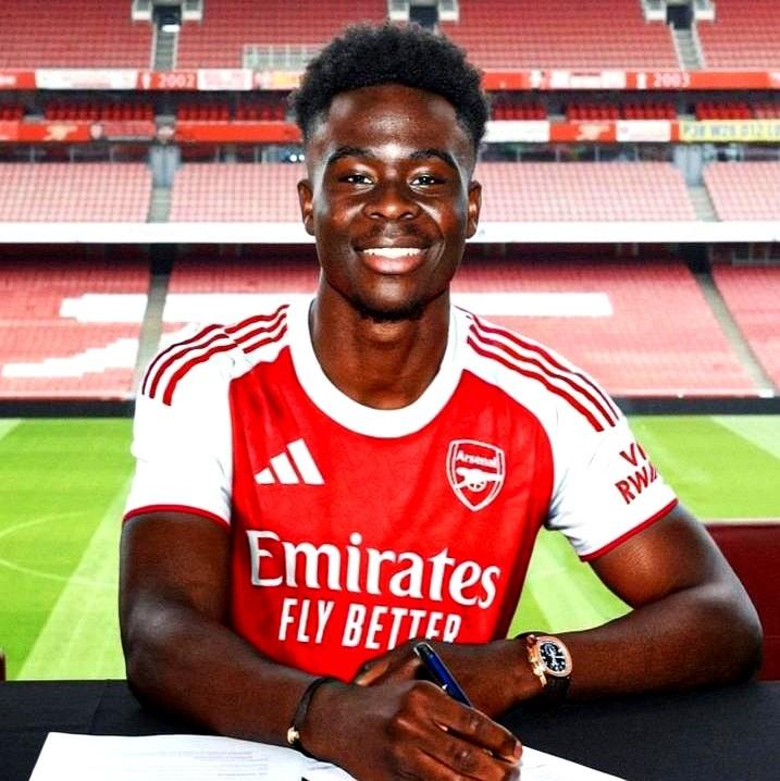 每天睡醒银行卡里多出38万，但最近几场球都没进。24岁的萨卡正式跟阿森纳续约
