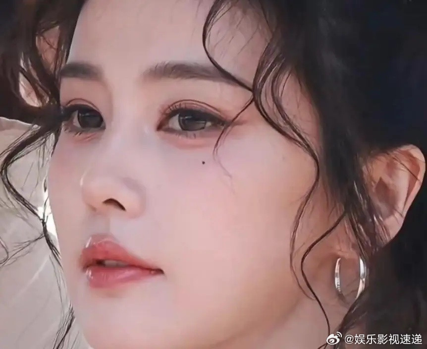 本来以为只是普通合约到期，看完她老经纪人的朋友圈，才发现这十年真的太好嗑、也好心
